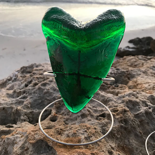 Meg tooth glass in emerald colour