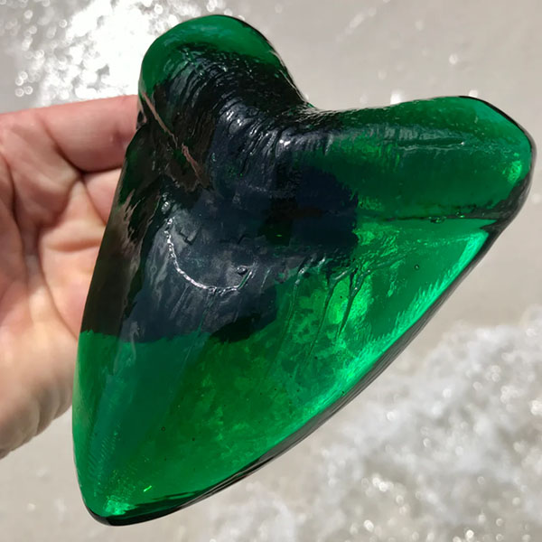 Meg tooth glass in emerald colour